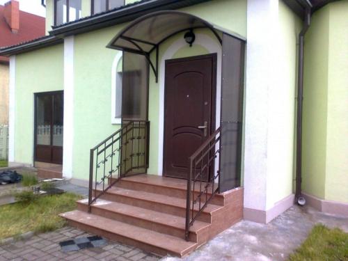 Навес над крыльцом частного дома. Козырек над крыльцом: основные разновидности и советы по оформлению (75 фото-идей)