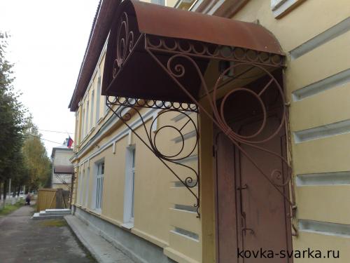 Козырьки и навесы из поликарбоната и ковки. Козырьки кованые (фото)