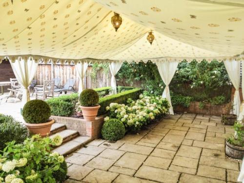 Как сделать шатер своими руками для отдыха на природе. Безусловные достоинства садовых шатров на дачном участке