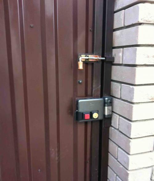 Ручка для калитки с замком. Накладные и врезные механизмы 01