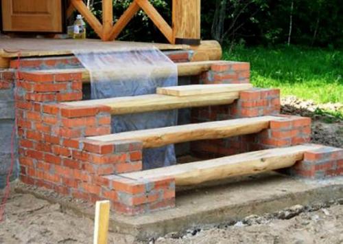 Какие факторы могут повлиять на стоимость постройки крыльца на два выхода в частном доме. Сколько стоит построить крыльцо к дому и от чего зависит стоимость