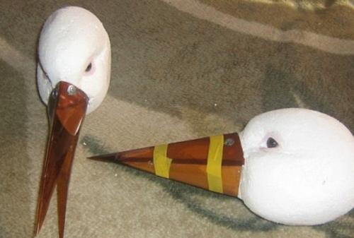 Какие краски лучше использовать для аиста для сада своими руками. Этапы изготовления из пластиковых бутылок