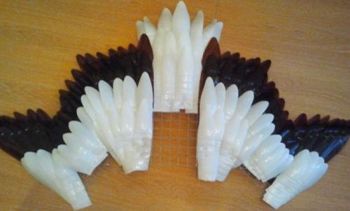 Какие краски лучше использовать для аиста для сада своими руками. Этапы изготовления из пластиковых бутылок