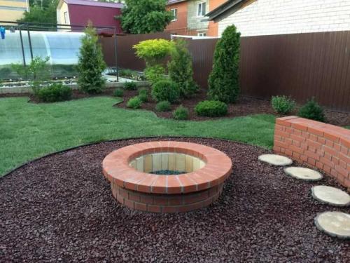 Ограждение для клумбы из кирпича. Клумбы из кирпича: оригинальные постройки кирпичных клумб. Инструкции и схемы по сооружению своими руками (фото + видео)