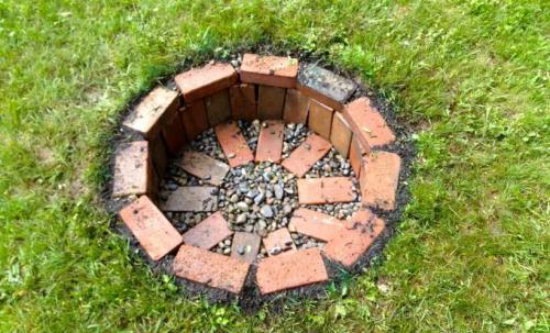 Ограждение для клумбы из кирпича. Клумбы из кирпича: оригинальные постройки кирпичных клумб. Инструкции и схемы по сооружению своими руками (фото + видео)