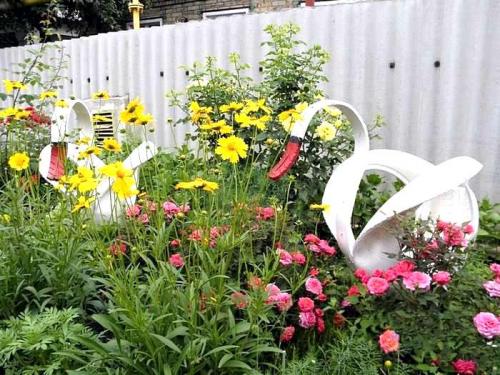 Клумбы необычной формы своими руками. Клумбы для цветов на даче своими руками – 70 лучших вариантов