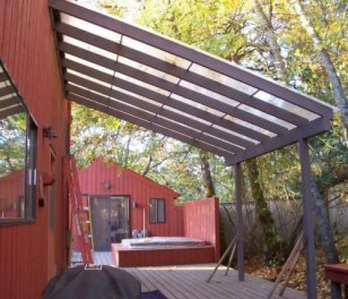 Навес из поликарбоната на деревянном каркасе. Как построить навес к дому: конструкция из дерева и поликарбоната