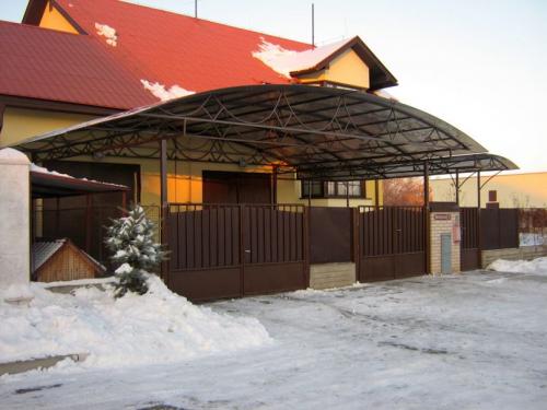 Навесы для частного дома из поликарбоната. Навесы из поликарбоната — обзор лучших проектов и особенности выбора красивых идей оформления для навеса (105 фото)