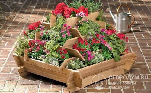 Декоративные клумбы из дерева. Разнообразие форм и применение