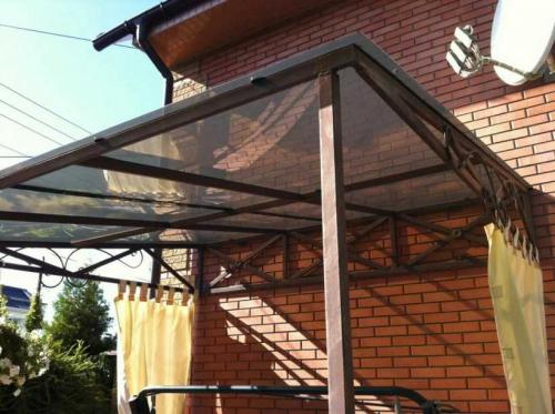 Навес из поликарбоната на даче. Строим навес из поликарбоната своими руками — плюсы и минусы поликарбоната, типы навесов, мастер-класс по изготовлению и установке своими руками