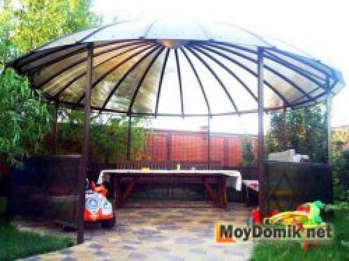 Навес из поликарбоната на даче. Строим навес из поликарбоната своими руками — плюсы и минусы поликарбоната, типы навесов, мастер-класс по изготовлению и установке своими руками 12