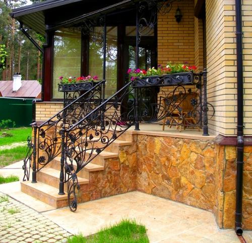 Крыльцо для дачного дома. Требования безопасности и удобства 03