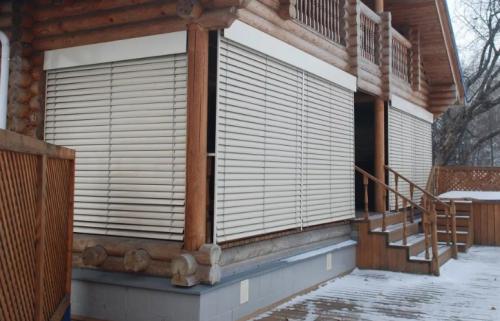 Защитите свой отдых: как выбрать непромокаемые шторы для террасы и веранды 07