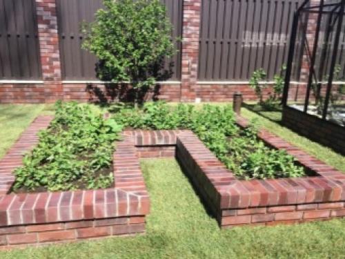 Бордюр для клумбы из кирпича. Преимущества и недостатки 01