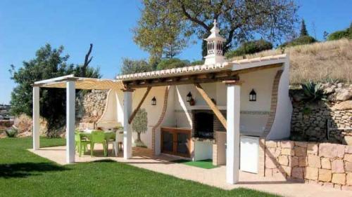 Оригинальные беседки из дерева с барбекю. Ваша беседка с мангалом: важные детали