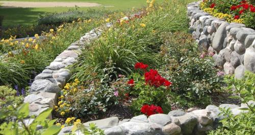 Клумбы с камнями и цветами. Клумба из камней — современные проекты, как правильно сделать, пошаговая инструкция, как сделать своими руками (145 фото идей)