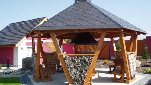 Оригинальные беседки из дерева с барбекю. Ваша беседка с мангалом: важные детали