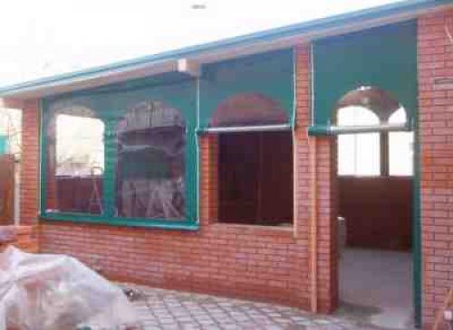 Рулонные шторы для беседки. Особенности штор для беседок