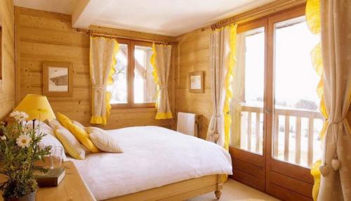 Красивые окна в деревянном доме — лучшие идеи дизайна, советы по выбору материалов и варианты установки (90 фото)