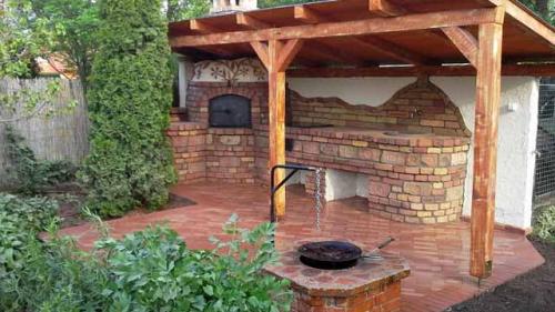 Оригинальные беседки из дерева с барбекю. Ваша беседка с мангалом: важные детали