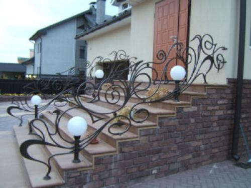 Перила для крыльца в частном доме. Особенности и устройство уличных перил для частного дома, разновидности конструкций, 28 фото