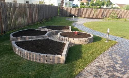 Как сделать клумбу из кирпича своими руками. Клумбы из кирпича своими руками: прямые и угловые варианты оформления клумб (105 фото и видео)