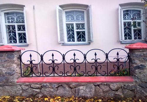 Декоративный забор для палисадника. Металлическая ограда