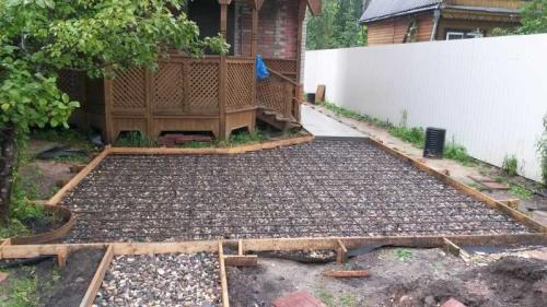 Как сделать заезд для машины на даче. Площадка под автомобиль: преимущества и применение площадки. Выбор места и размера. Советы по материалам покрытия и навеса. Фото и видео-инструкции по установке