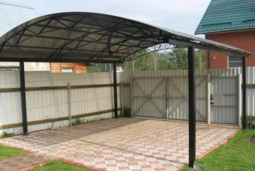 Какие материалы наиболее подходящие для закрепления навеса к стене дома. Как рассчитать навес, подобрать материалы, установить опорные столбы