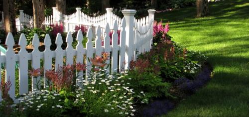 Декоративные заборчики для сада. Забор для цветника из деревянных колышек