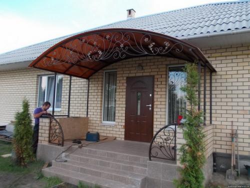 Какие факторы необходимо учитывать при создании крыльца частного дома с навесом. Разновидности навесов