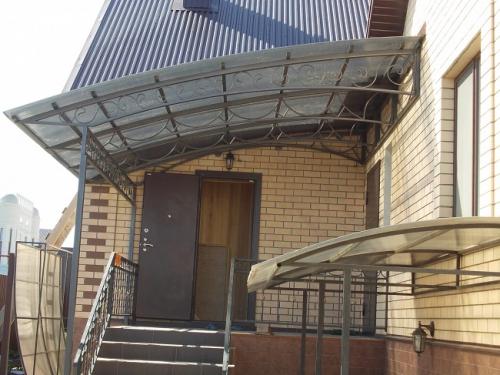 Какие факторы необходимо учитывать при создании крыльца частного дома с навесом. Разновидности навесов