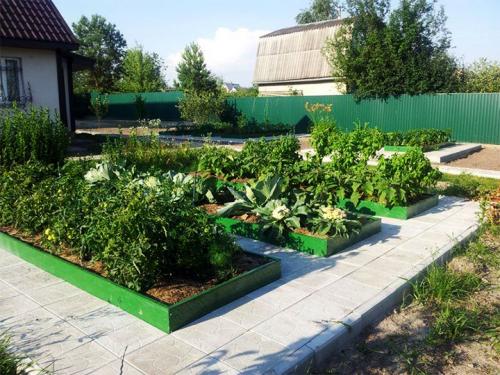 Чем огородить грядки на даче дешево. Делаем ограждения вокруг грядок из различных материалов