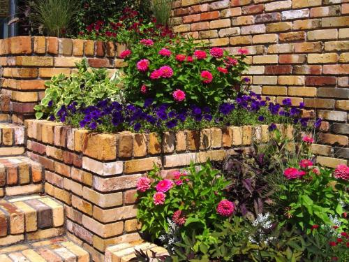 Цветники из кирпича. Клумбы из кирпича —, как красиво сложить своими руками? 115 фото и советы дизайнеров