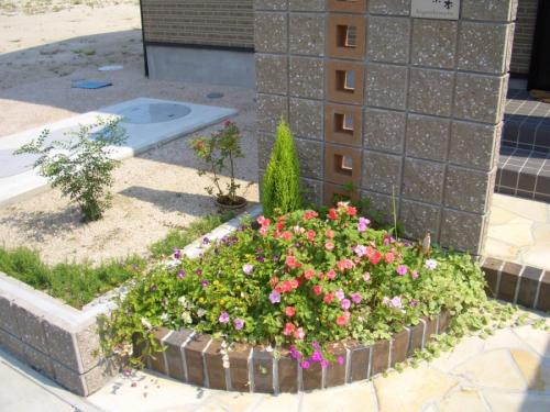 Цветники из кирпича. Клумбы из кирпича —, как красиво сложить своими руками? 115 фото и советы дизайнеров