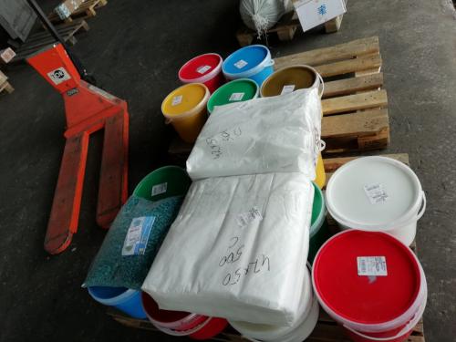 Чем покрасить камни на клумбе. Как покрасить материал для мульчирования или украшения участка своими руками?