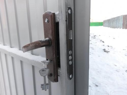 Как часто нужно менять врезные замки на калитку. Бюджетные варианты