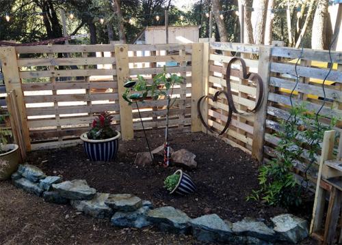 Забор из поддонов своими руками дешево и красиво. Как сделать практичный дачный забор из поддонов