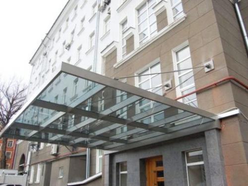 Какие особенности имеют козырьки над крыльцом в разных регионах. Виды козырьков над крыльцом – сочетание красоты и практичности