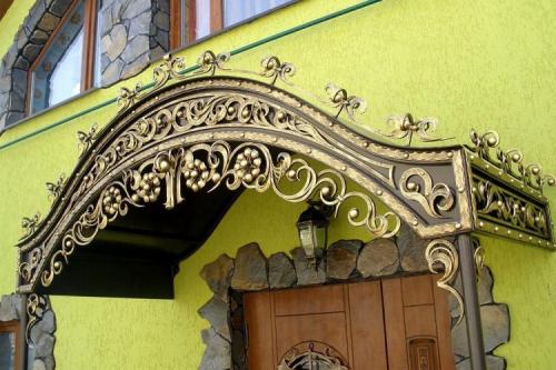 Какие материалы используются для изготовления козырьков над крыльцом на металокаркасе из. Материалы для козырька