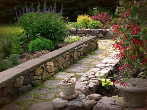 Клумба из камней для цветов. Клумба из камней своими руками — секреты мастера, как самостоятельно оформить каменный цветник! (фото и видео)