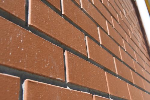 Какие строительные материалы можно использовать для строительства дешевого дома, но при этом обеспечить его безопасность. Материалы для строительства: дома плюсы и минусы