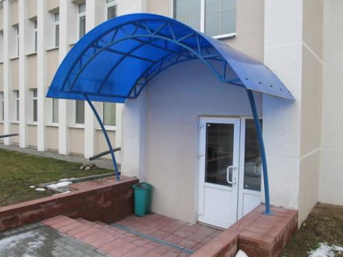 Козырьки над крыльцом частного дома. Козырек над крыльцом: основные разновидности и советы по оформлению (75 фото-идей)