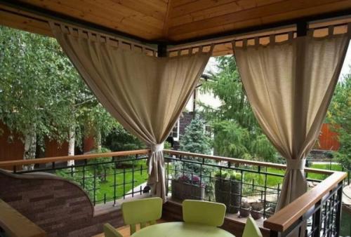 Какие правила и нормы следует соблюдать при строительстве шторы на террасе. Выбор материала