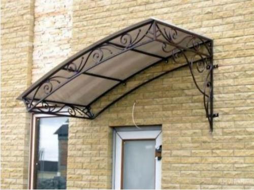 Защитите свой дом от непогоды: козырьки над крыльцом из металла 09