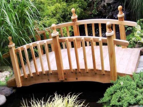 Декоративный мостик из березы. Виды декоративных садовых мостиков