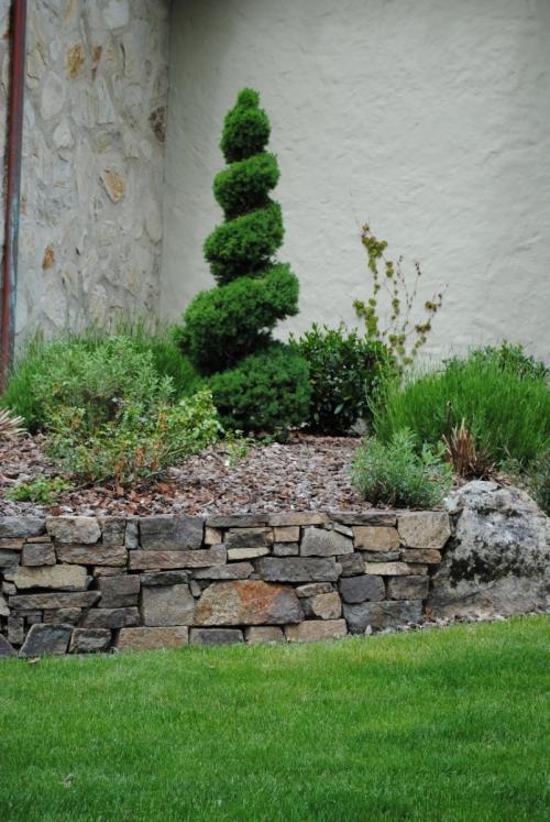 Как оформить клумбу с камнями. Виды дизайнерских решений