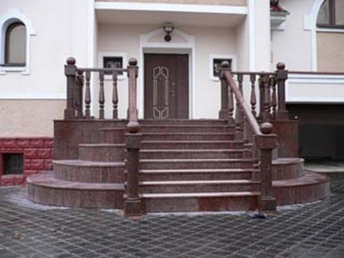 Как выбрать материал для колонн крыльца, учитывая архитектурный стиль дома. №4. Оформление перил и ограждения