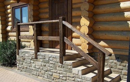 Как выбрать материал для колонн крыльца, учитывая архитектурный стиль дома. №4. Оформление перил и ограждения