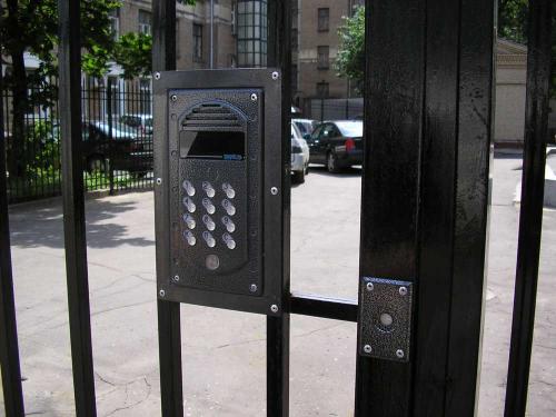 Домофонный замок на калитку: безопасность и удобство в одном 09